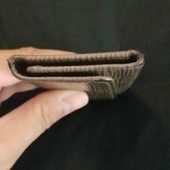 Used authentic Grey/Taupe Louis Vuitton key wallet - Picture 6 of 15